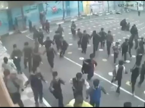 Ιράν: Η στιγμή αμερικανοϊσραηλινής επίθεσης κοντά σε σχολείο αρρένων – Ένα παιδί σκοτώθηκε [βίντεο]