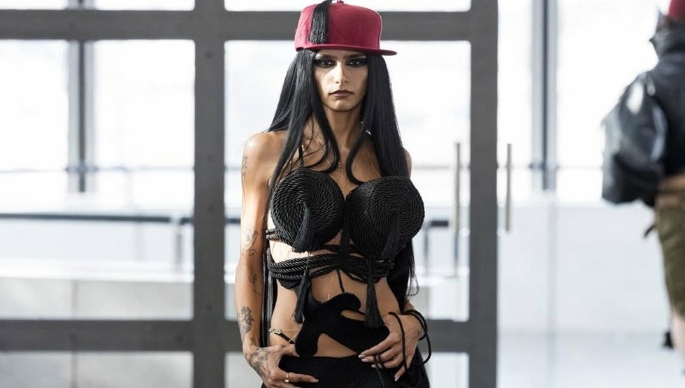 Η Mia Khalifa επιστρέφει στην πασαρέλα για την Εβδομάδα Μόδας του Παρισιού φορώντας ρούχα παλαιστινιακής καταγωγής