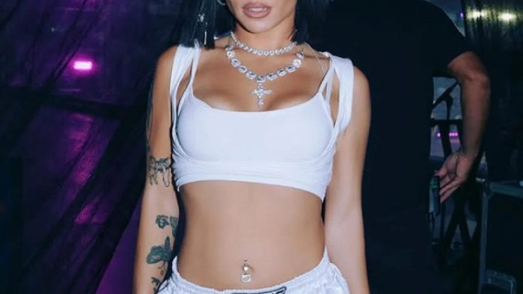 Ροζ αποκάλυψη από πασίγνωστη Ελληνίδα τραγουδίστρια για «σχέση με κοπέλα» (pics)