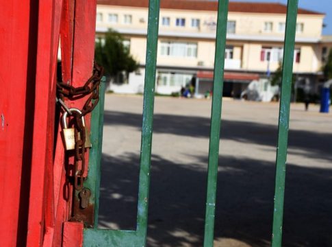 «Καμπανάκι» στα σχολεία για επικίνδυνο τοξικό φυτό στα προαύλια – Η οδηγία του ΕΟΔΥ