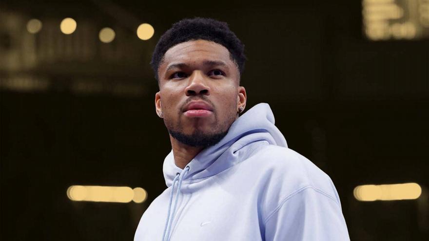 Μήνυμα προς πάσα κατεύθυνση από τον Αντετοκούνμπο: «Το να προσεύχεστε για την πτώση μου δεν σας κάνει θρήσκους»