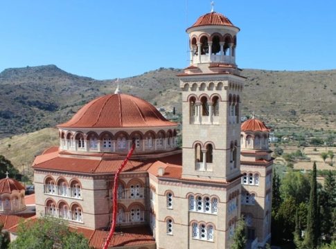 Ποια παρουσιάστρια που είναι και έγκυος αισθάνεται την ανάγκη να προσκυνήσει στον Άγιο Νεκτάριο στην Αίγινα και γιατί;