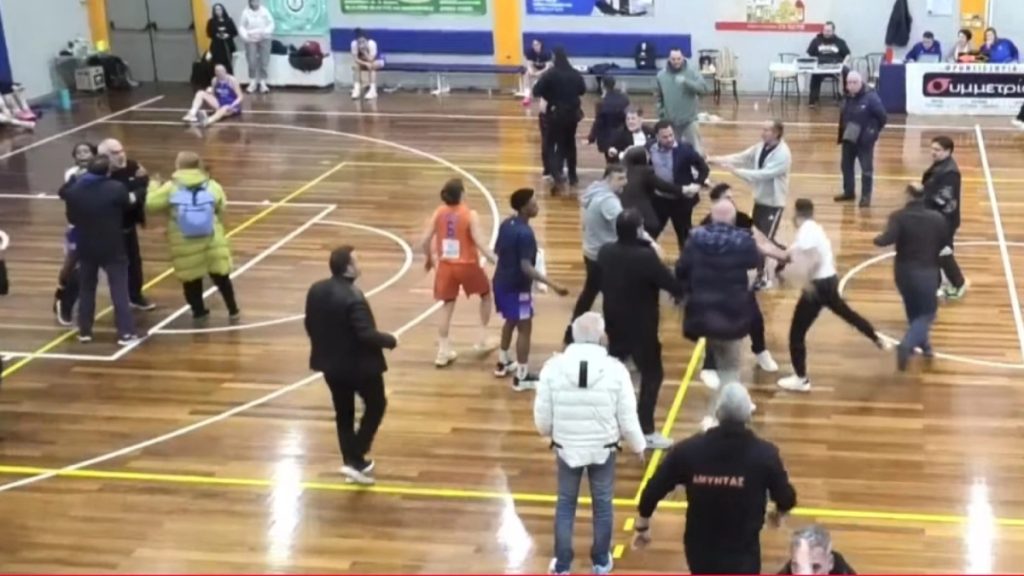 Απίστευτες εικόνες μετά το φινάλε του Αμύντας – Ανόρθωση: Μεγάλη ένταση με ξύλο και… γαλλικά (vid)