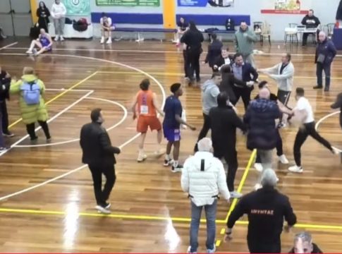 Απίστευτες εικόνες μετά το φινάλε του Αμύντας – Ανόρθωση: Μεγάλη ένταση με ξύλο και… γαλλικά (vid)