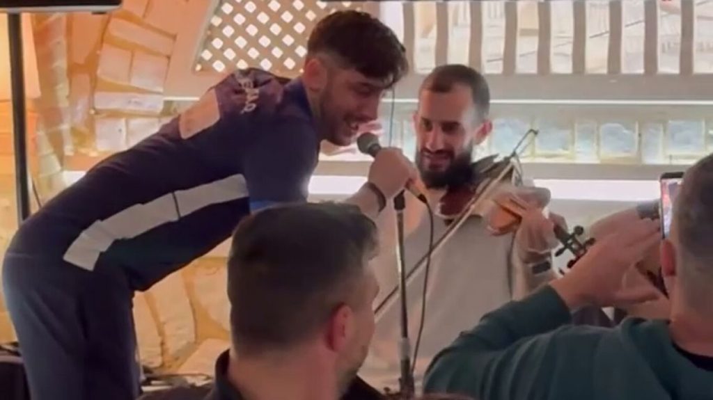 Ο Μανωλάς σε ρόλο… τραγουδιστή στο γλέντι του Πανναξιακού για την άνοδο στη Γ’ Εθνική (vid)