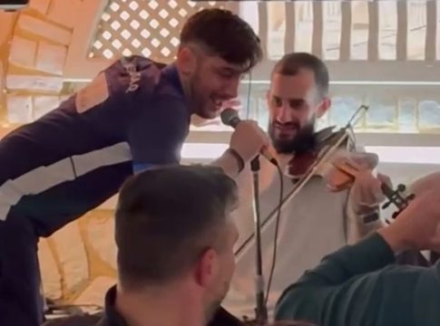 Ο Μανωλάς σε ρόλο… τραγουδιστή στο γλέντι του Πανναξιακού για την άνοδο στη Γ’ Εθνική (vid)