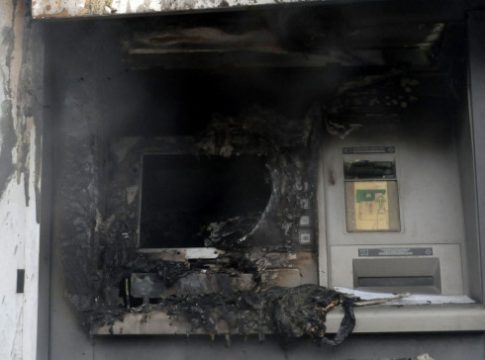 Αττική: Μπαράζ εμπρηστικών επιθέσεων τη νύχτα σε ΑΤΜ και επαγγελματικό αυτοκίνητο