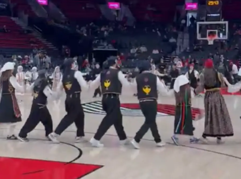 Παραδοσιακοί χοροί στο ημίχρονο του Μπλέιζερς-Μπακς – Με τραγούδι της Αναστασίας στα ηχεία (vid)