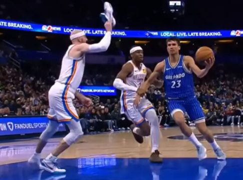 Έγινε κι αυτό στο NBA: Τεχνική ποινή και καλάθι στον αντίπαλο μετά από… κόψιμο με το παπούτσι στο χέρι (vid)