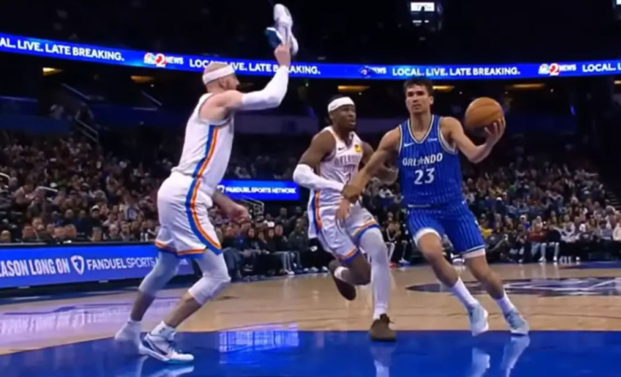 Έγινε κι αυτό στο NBA: Τεχνική ποινή και καλάθι στον αντίπαλο μετά από… κόψιμο με το παπούτσι στο χέρι (vid)