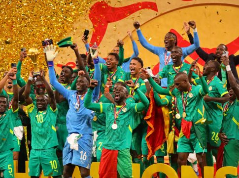Οι παίκτες της Σενεγάλης παρήλασαν με το τρόπαιο του Κυπέλλου Εθνών Αφρικής και αποθεώθηκαν στο «Σταντ Ντε Φρανς» (vids)