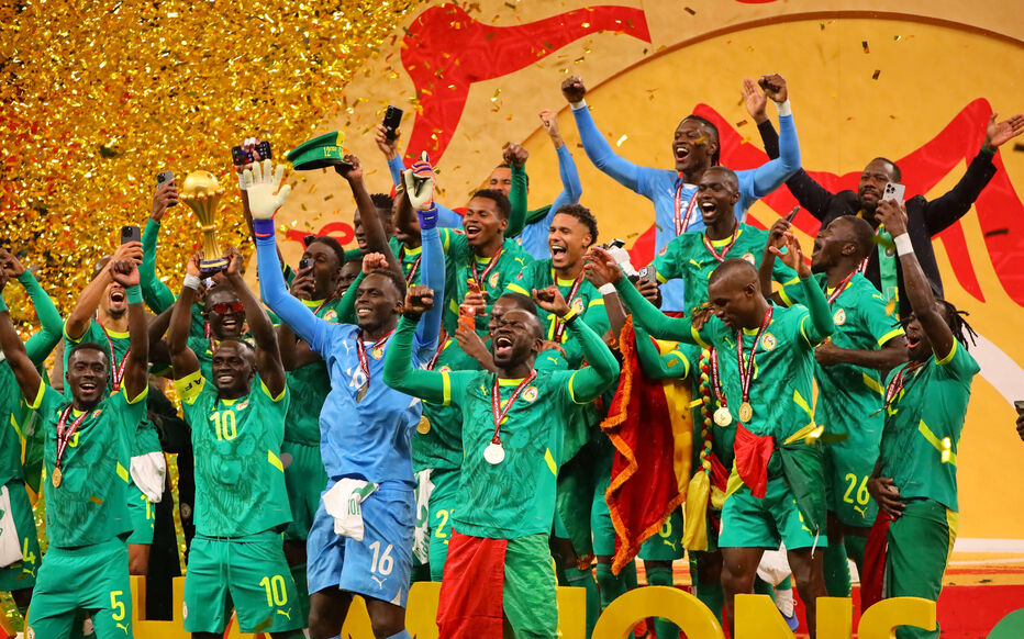 Οι παίκτες της Σενεγάλης παρήλασαν με το τρόπαιο του Κυπέλλου Εθνών Αφρικής και αποθεώθηκαν στο «Σταντ Ντε Φρανς» (vids)