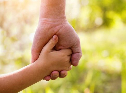 «Οδηγός» για το επίδομα παιδιού – Τα ποσά και οι ημερομηνίες πληρωμών