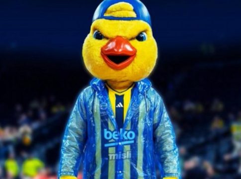 Η μασκότ της Φενέρ με αδιάβροχο τρολάρει τον Ολυμπιακό για το ΣΕΦ (pic)