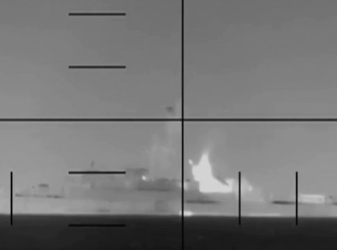 Βίντεο – σοκ: Η στιγμή που οι ΗΠΑ τορπιλίζουν την ιρανική φρεγάτα Dena!