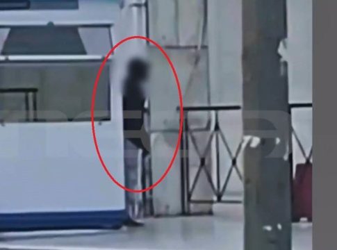 Βίντεο ντοκουμέντο – Η στιγμή που ο 48χρονος απειλεί τους αστυνομικούς με χειροβομβίδα στη ΓΑΔΑ – Τι λέει η σύζυγός του