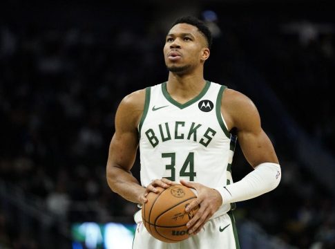 Μιλγουόκι Μπακς: Πίσω στη δράση ο Αντετοκούνμπο μετά από ενάμιση μήνα