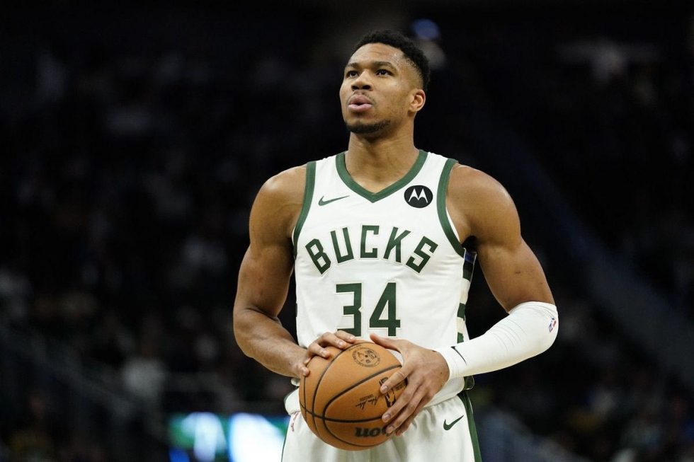 Μιλγουόκι Μπακς: Πίσω στη δράση ο Αντετοκούνμπο μετά από ενάμιση μήνα