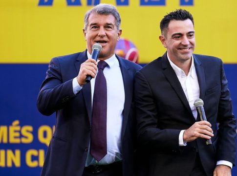 «Εμφύλιος» στην Μπαρτσελόνα με φόντο τις εκλογές: Ο Τσάβι κατηγόρησε τον Λαπόρτα ότι απέτρεψε την επιστροφή του Μέσι – Τι απάντησε ο πρόεδρος των Καταλανών