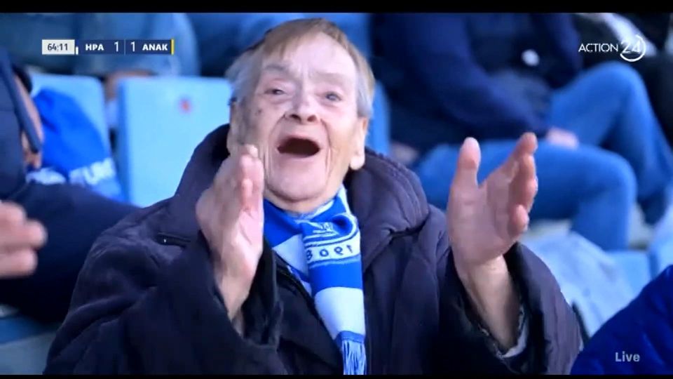 Συγκλονιστική σκηνή: Η θρυλική κυρά Χάιδω του Ηρακλή τραγούδησε για την αγαπημένη της ομάδα (vid)