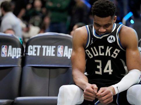 Ο ιδιοκτητης των Μπακς… απελεί τον Γιάννη: «Ή υπογράφει ή τον κάνουμε ανταλλαγή»