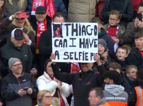 Επικός Κλοπ: Ανέβηκε στην κερκίδα και ζήτησε από το Τιάγκο να βγάλουν selfie (pic)