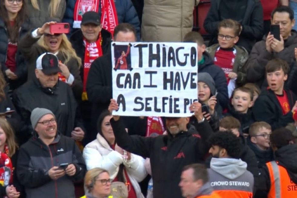 Επικός Κλοπ: Ανέβηκε στην κερκίδα και ζήτησε από το Τιάγκο να βγάλουν selfie (pic)