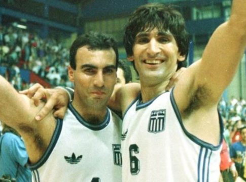 Οι θρύλοι του μπάσκετ αποχαιρέτησαν την Μεγάλη Κυρία: Γκάλης – Γιαννάκης είπαν «αντίο» στη Μαρινέλλα (pics)