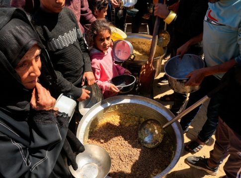 Παλαιστίνιοι σε απόγνωση: Η μάχη για επιβίωση στη Γάζα όσο τα βλέμματα του πλανήτη είναι στραμμένα στο Ιράν
