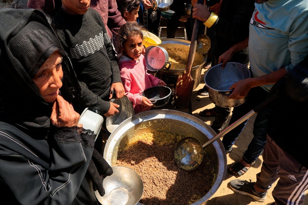 Παλαιστίνιοι σε απόγνωση: Η μάχη για επιβίωση στη Γάζα όσο τα βλέμματα του πλανήτη είναι στραμμένα στο Ιράν