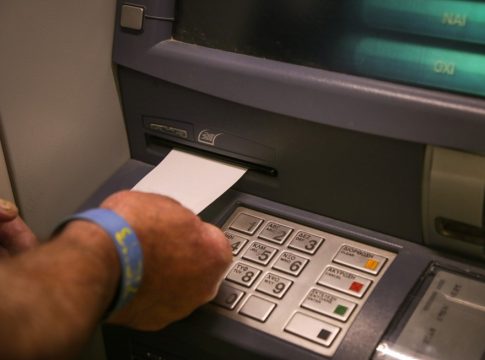 Τραπεζικές χρεώσεις: Αυτά είναι τα «πακέτα» στους λογαριασμούς για συναλλαγές