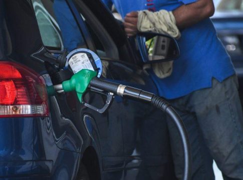 Έρχονται αυξήσεις στα καύσιμα μετά την επίθεση στο Ιράν