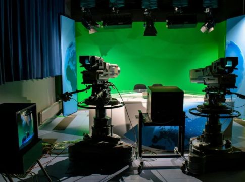 Σκάνδαλο: Μπουνιές σε ελληνικό κανάλι μεταξύ δύο δημοσιογράφων για… τρίτο άνδρα!