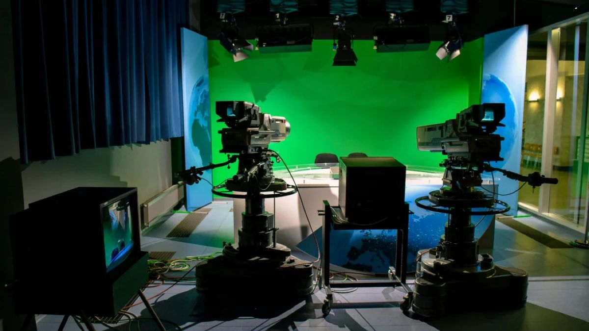 Σκάνδαλο: Μπουνιές σε ελληνικό κανάλι μεταξύ δύο δημοσιογράφων για… τρίτο άνδρα!