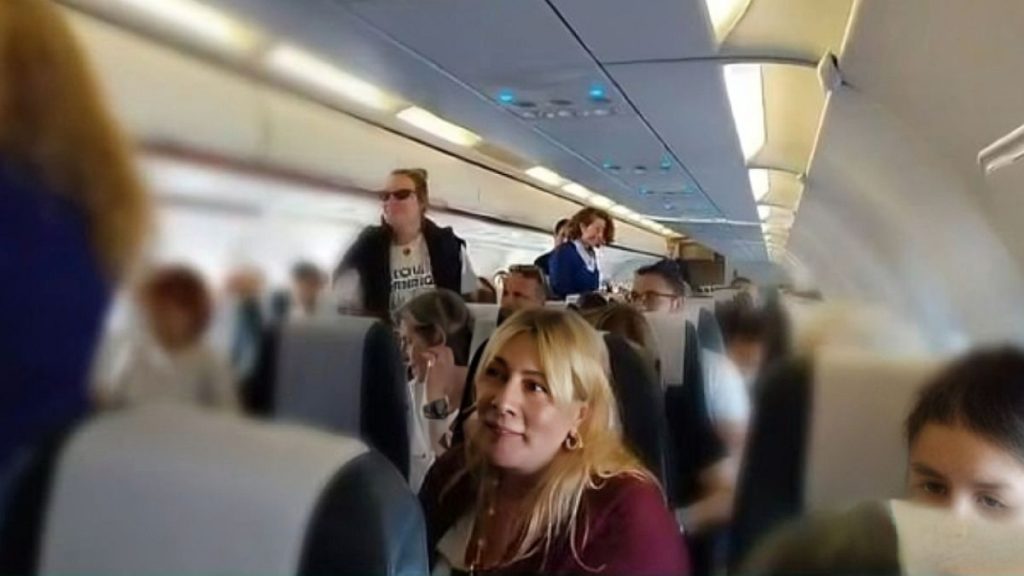 Σμαράγδα Καρύδη – Γιώργος Καπουτζίδης: Επέστρεψαν στην Ελλάδα μετά τον εγκλωβισμό στη Σρι Λάνκα – Το θρίλερ με την πτήση επαναπατρισμού μέσω Ομάν