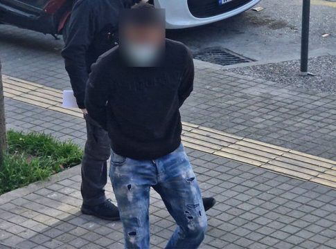 Γνωστός τράπερ συνελήφθη μετά από καταδίωξη στα Πατήσια – Βρέθηκε μαχαίρι 20 εκατοστών