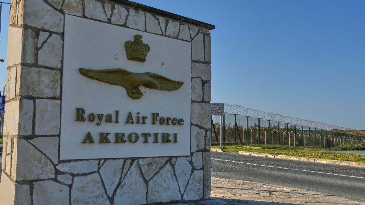 Κύπρος: Ηχούν ξανά οι σειρήνες στο Ακρωτήρι – Η Ευρώπη στέλνει ενισχύσεις, τι ισχύει με τις πτήσεις επαναπατρισμού Ελλήνων