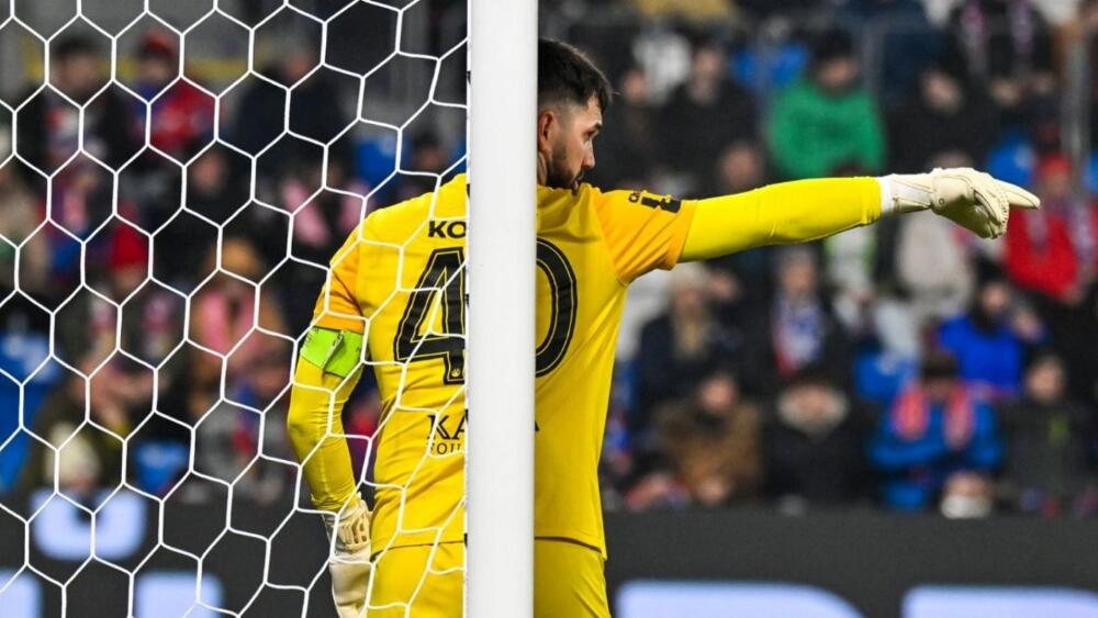 Απίστευτο: Τερματοφύλακας έδιωξε και έστειλε την μπάλα σε… μπαλκόνι σπιτιού! (vid)