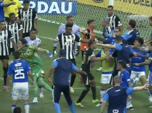 Αγριο ξύλο στο Κρουζέιρο-Ατλέτικο Μινέιρο – Ο διαιτητής απέβαλε 23 παίκτες! (vid)