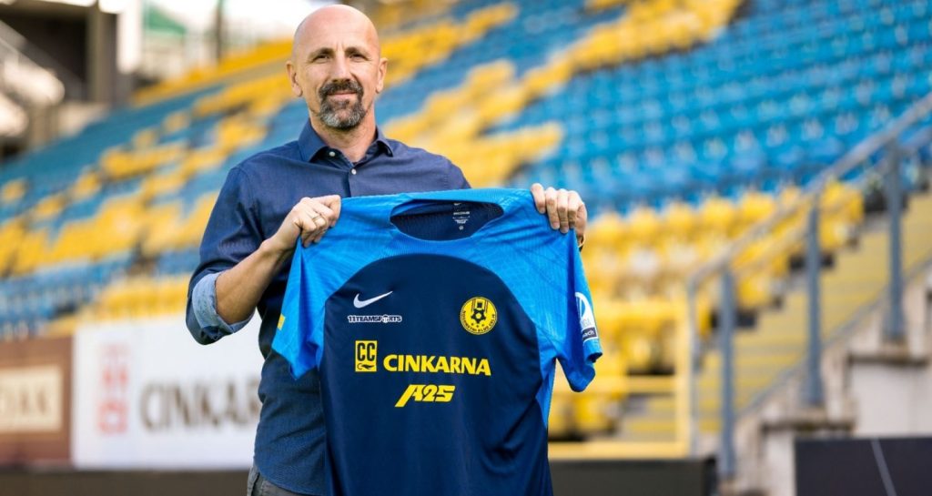 «Παραμένει ο Μαέφσκι στον πάγκο της Τσέλιε για τα ματς με την ΑΕΚ»