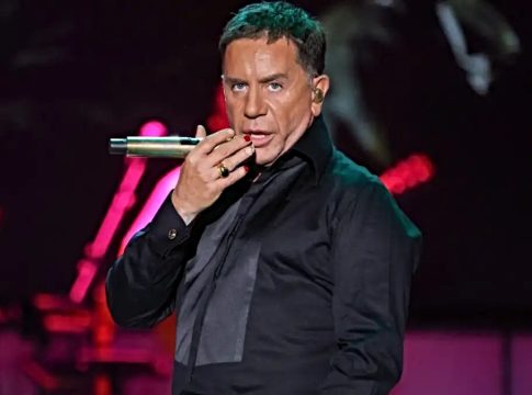 Με νέο look ο Γιώργος Μαζωνάκης: Επέστρεψε ανανεώμενος στην σκηνή – Άφησε μουστάκι και όλοι το λάτρεψαν