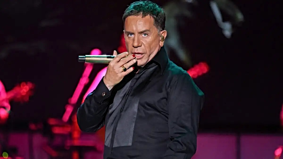 Με νέο look ο Γιώργος Μαζωνάκης: Επέστρεψε ανανεώμενος στην σκηνή – Άφησε μουστάκι και όλοι το λάτρεψαν