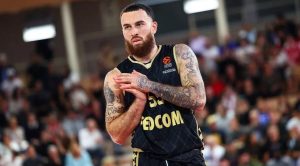 «Αιχμηρός» Τζέιμς σε οπαδό του Ολυμπιακού: «Πονάς επειδή έχασες» (pic)