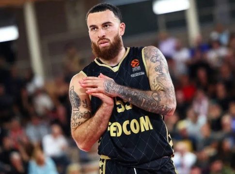 «Αιχμηρός» Τζέιμς σε οπαδό του Ολυμπιακού: «Πονάς επειδή έχασες» (pic)