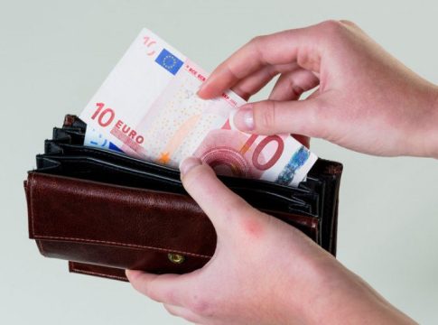 Κατώτατος μισθός: Αυξήσεις κάτω από τα όρια της αξιοπρεπούς διαβίωσης