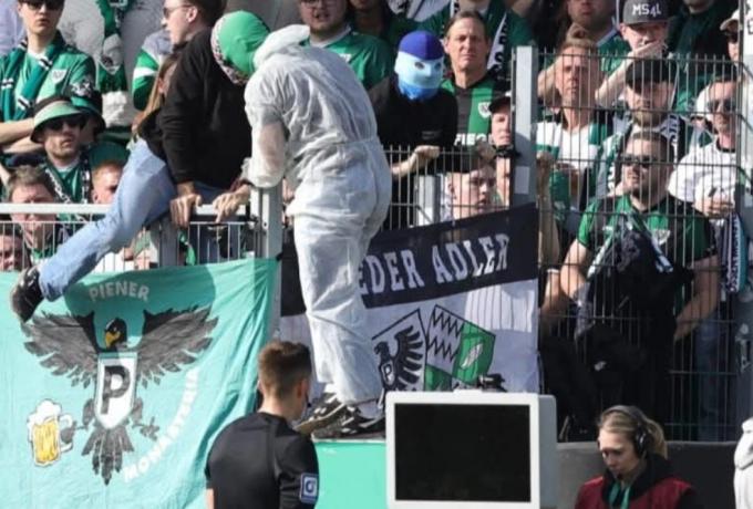 Το έπος των επών: Οπαδοί αποσύνδεσαν τα καλώδια του VAR! (pics+vid)