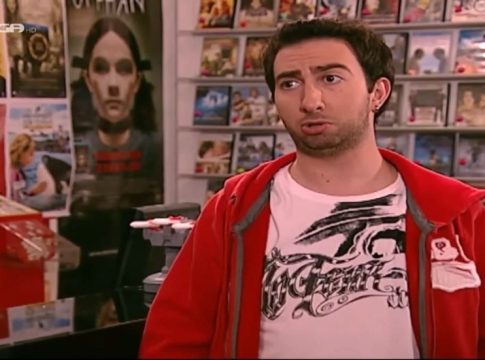 Θυμάστε τον «Τζίμη» από την «Πολυκατοικία»; Πρωταγωνιστεί σε γαλλική σειρά που «σαρώνει» στο Netflix