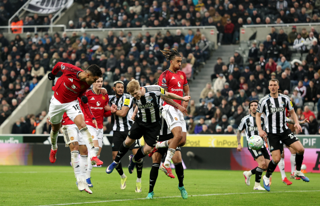 Νιούκαστλ – Μάντσεστερ Γιουνάιτεντ 2-1: Τεράστια νίκη με δέκα παίκτες για τις «καρακάξες»!