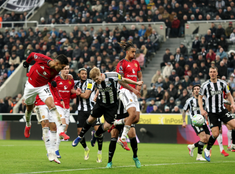 Νιούκαστλ – Μάντσεστερ Γιουνάιτεντ 2-1: Τεράστια νίκη με δέκα παίκτες για τις «καρακάξες»!