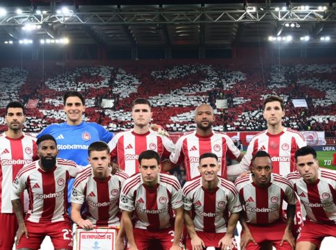 Για κάθε παιδί (στους ώμους), που έγινε μπαμπάς, για κάθε γενιά που ο Ολυμπιακός μεγαλώνει